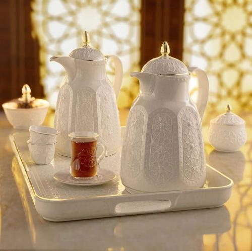 ترامس الشاي والقهوة سعة 1 لتر، موديل 132، طقم قطعت...