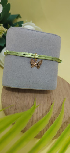 أسواره مع تعليقه الفراشه الذهبيه