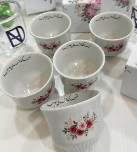 ٦ فناجيل مع طباعة ثيم ورد وعبارة لقياك عندي يوم عي...