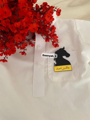 بروش جلد على شكل خيل مع قطعة اكريلك مستطيله .