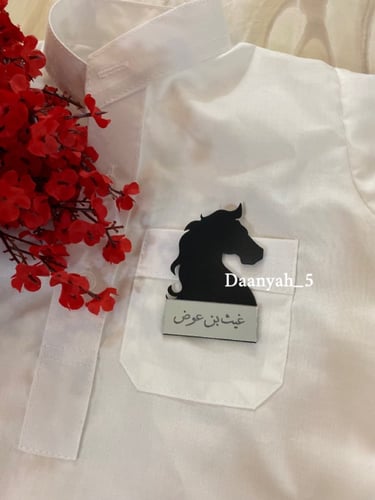 بروش جلد على شكل خيل مع قطعة اكريلك مستطيله .