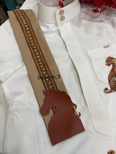 بروش قماش مع خيل اكريلك محفور عليه الاسم