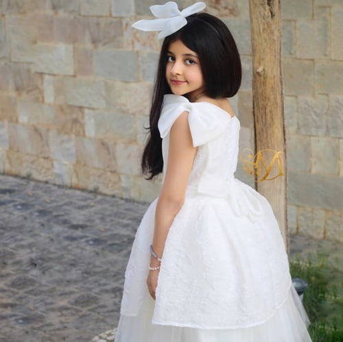 فستان منفوش أبيض وفيونكة كبيرة