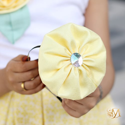 تنورة وبلوزة ب ورده صفراء