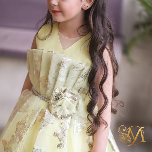 فسان اصفر كشكشه صدر وفيونكة جانبية