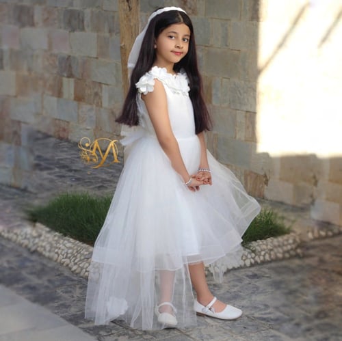 فستان أبيض ب ذيل طويل