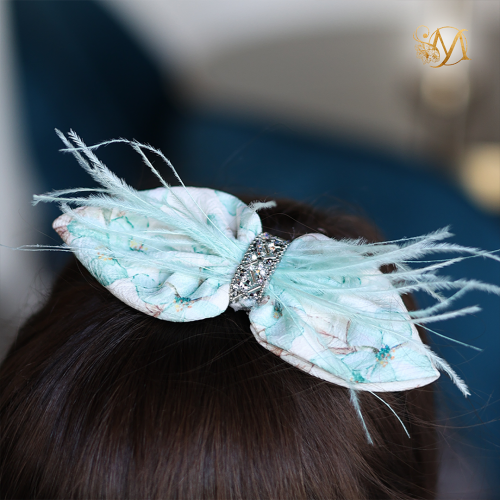 طوق مورد تركواز