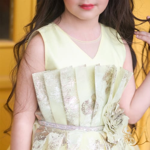 فسان اصفر كشكشه صدر وفيونكة جانبية