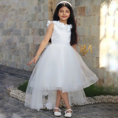 فستان أبيض ب ذيل طويل