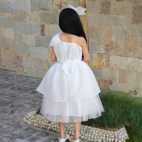 فستان منفوش أبيض وفيونكة كبيرة