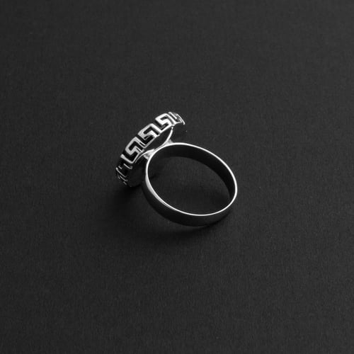 خاتم ملكي دائري مطرز فضه عيار 925 - اسود