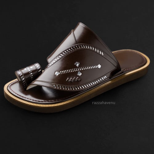 حذاء شرقي مطرز بني