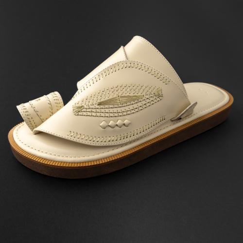 حذاء شرقي مُطرز بِـ خيّط الزَري - بيج