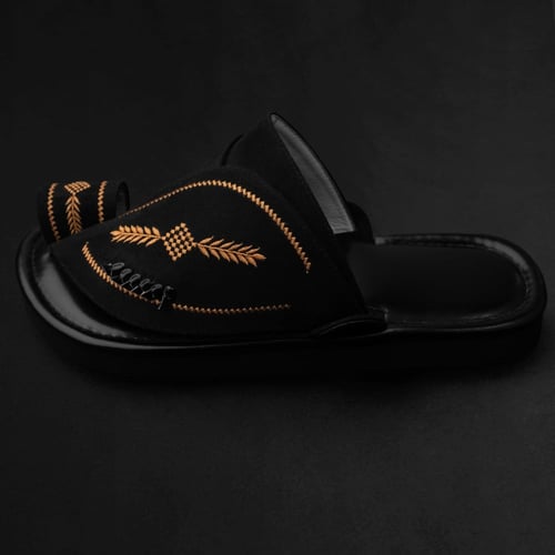 حذاء شرقي شامواه مطرز اسود