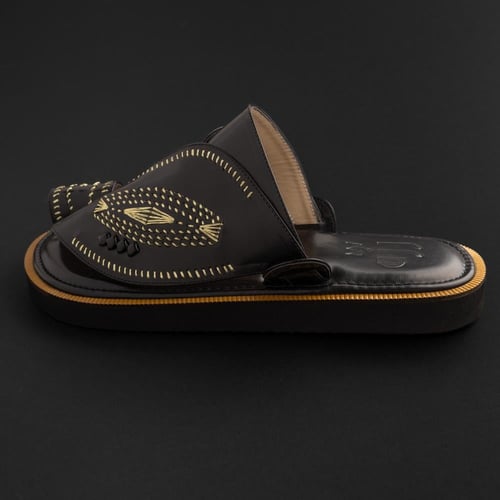 حذاء شرقي مُطرز بِـ خيّط الزَري - اسود