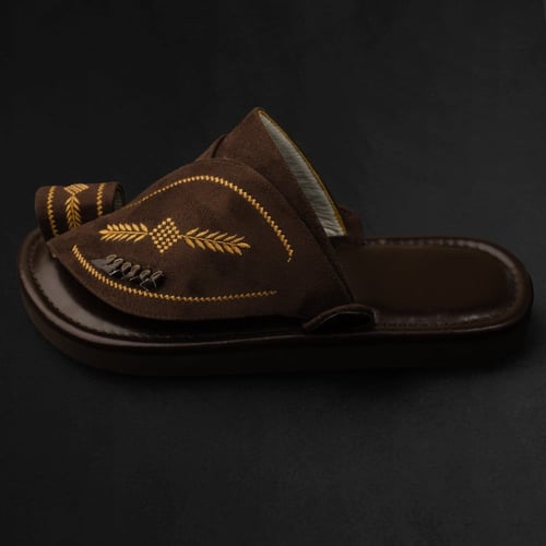 حذاء شرقي شامواه مطرز بني