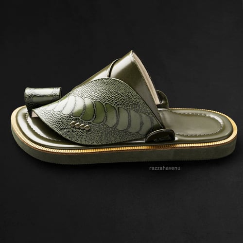 حذاء شرقي نقش ساق نعام زيتي