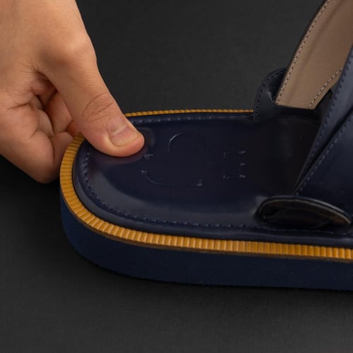 حذاء شرقي مُطرز بِـ خيّط الزَري - كحلي