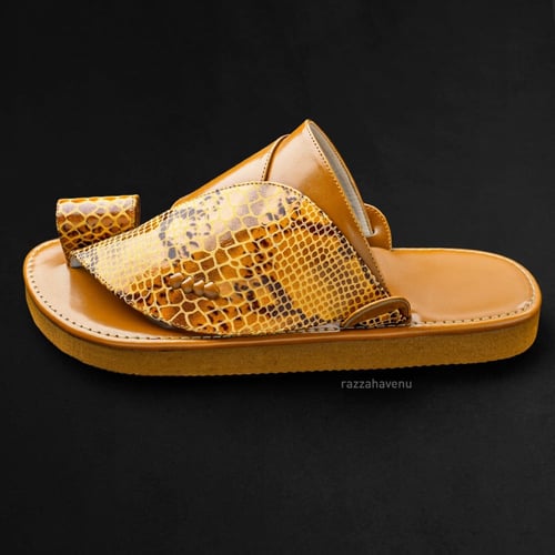 حذاء شرقي نقش جلد ثعبان اصفر