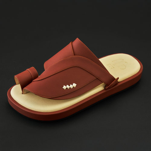 حذاء شرقي مُلبس جلد بتصميم كلاسيكي - جملي و بيج