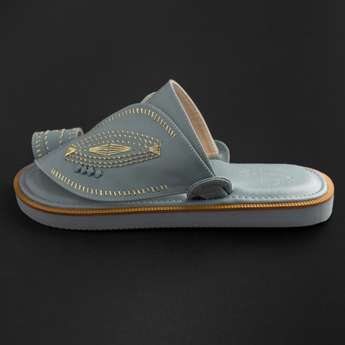 حذاء شرقي مُطرز بِـ خيّط الزَري - سماوي