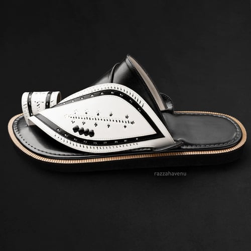 حذاء شرقي مطرز اسود ابيض