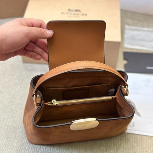 حقيبة كوتش بعدة الوان