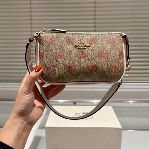 حقيبة كوتش بيج بقلوب