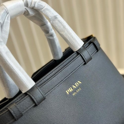 حقيبة برادا بعدة الوان