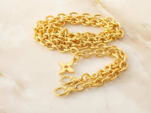 حقيبة LV صغيرة باللون السكري