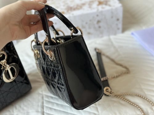 حقيبة ديور جلد لامع بعدة الوان