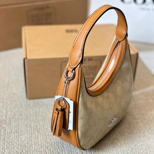 حقيبة كوتش باللون البيج