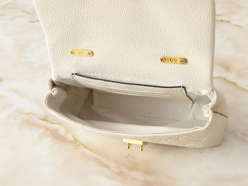 حقيبة LV صغيرة باللون السكري