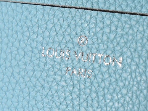 حقيبة LV صغيرة باللون الازرق الفاتح