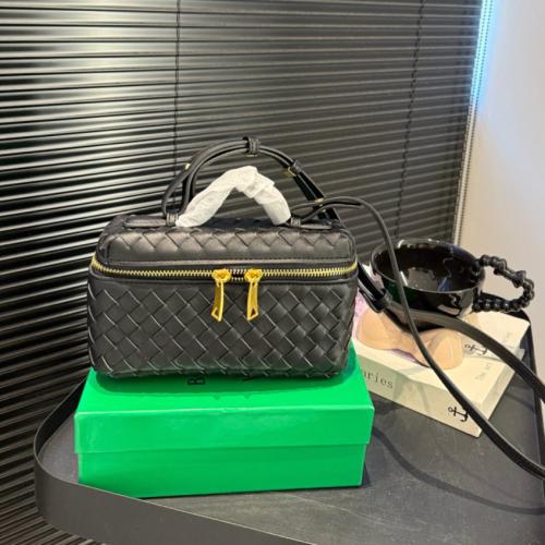 حقيبة بوتيغا بعدة الوان