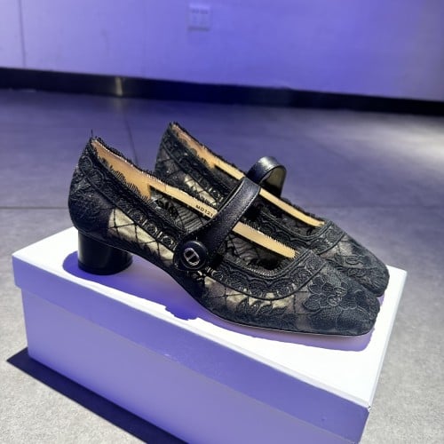 كعب ديور دانتيل اسود مغلق