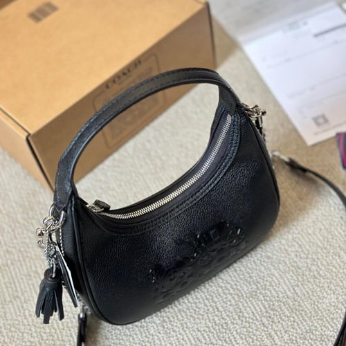 حقيبة كوتش باللون الاسود