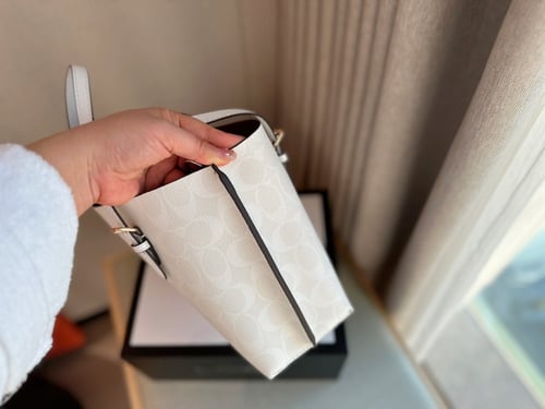 شنطه كوتش ابيض