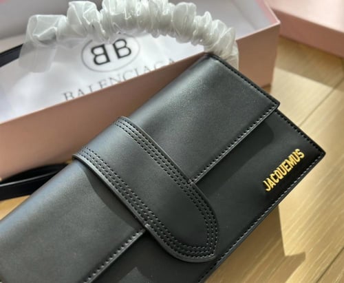 حقيبة Jacquemus عدة الوان