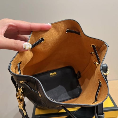 فندي حقيبة مون تريزور جلد