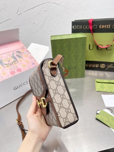 حقيبة هاتف من Gucci | عدة الوان