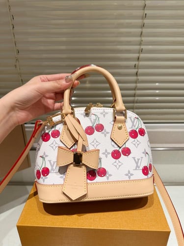 حقيبة LV الما كرز