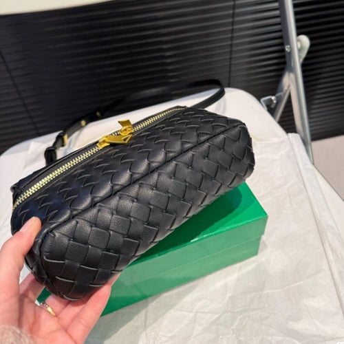 حقيبة بوتيغا بعدة الوان