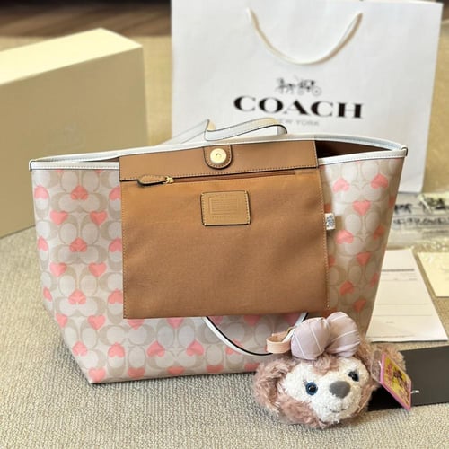 حقيبة كوتش بطابع قلوب