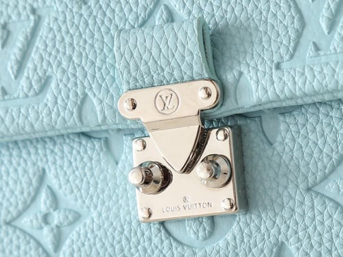 حقيبة LV صغيرة باللون الازرق الفاتح