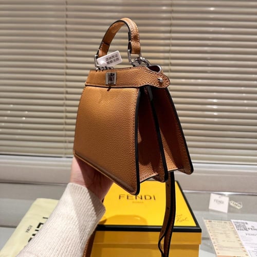 حقيبة فندي بيكابو