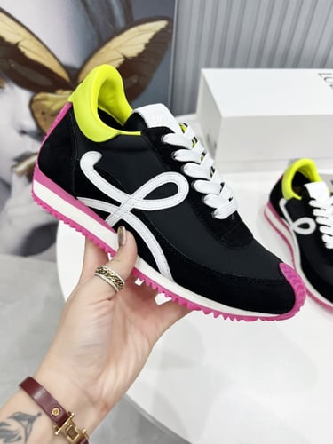 حذاء لويفي الرياضي/ لون أسود ووردي