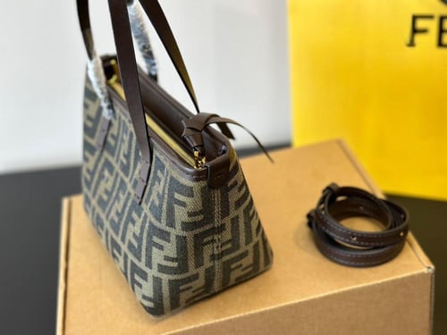 حقيبة Fendi | صغيرة عدة الوان