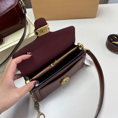 حقيبة كوتش بسلسلة