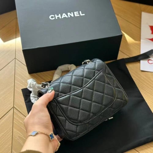 حقيبة شانيل سوداء صغيرة